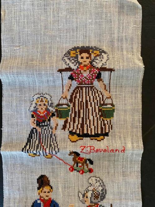 Borduurwerk klederdrachten, Huis en Inrichting, Woonaccessoires | Schilderijen, Tekeningen en Foto's, Zo goed als nieuw, Schilderij
