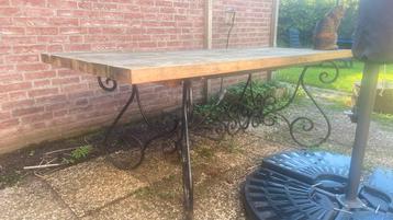 Tuintafel klassiek beschikbaar voor biedingen