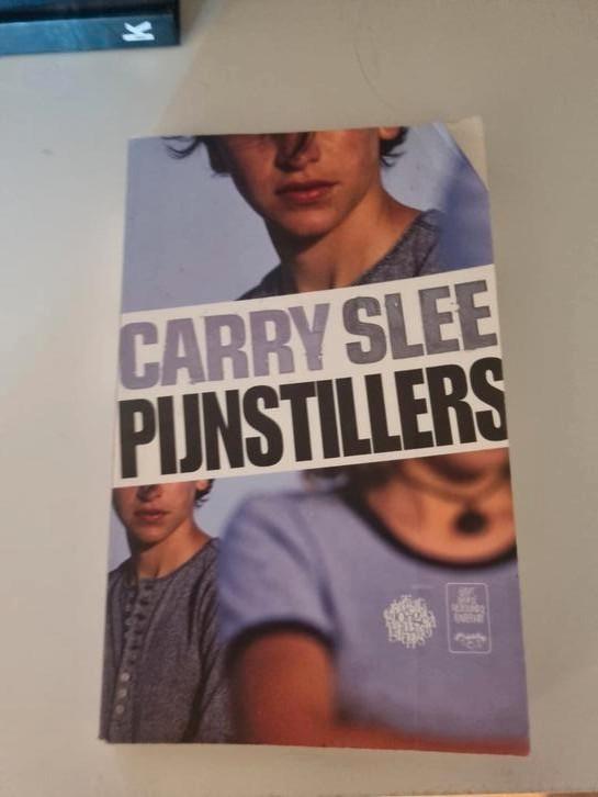 Carry Slee - Pijnstillers, Boeken, Kinderboeken | Jeugd | 13 jaar en ouder, Zo goed als nieuw, Ophalen of Verzenden