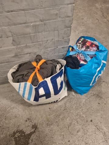 2 Tassen met kinder kleding en vrouwen kleding  beschikbaar voor biedingen