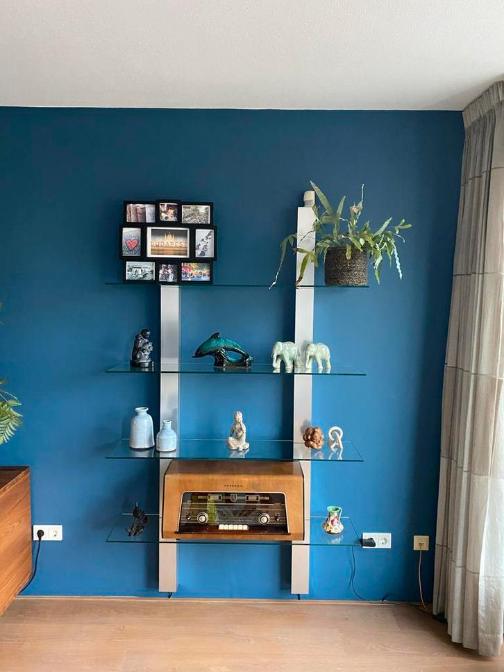 Moderne wandmeubel / vitrinekast met glazen planken, Huis en Inrichting, Kasten | Wandmeubels, Zo goed als nieuw, 200 cm of meer