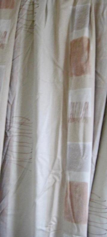 2 BEIGE/LICHTBRUINE GORDIJNEN MET MOOIE LICHTE DECORATIE , beschikbaar voor biedingen