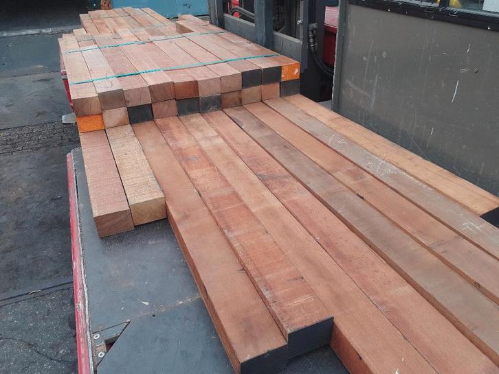 Partij 30 stuks hardhout balken 75x105mm - lengte t/m 610 cm, Tuin en Terras, Palen, Balken en Planken, Balken, 250 cm of meer