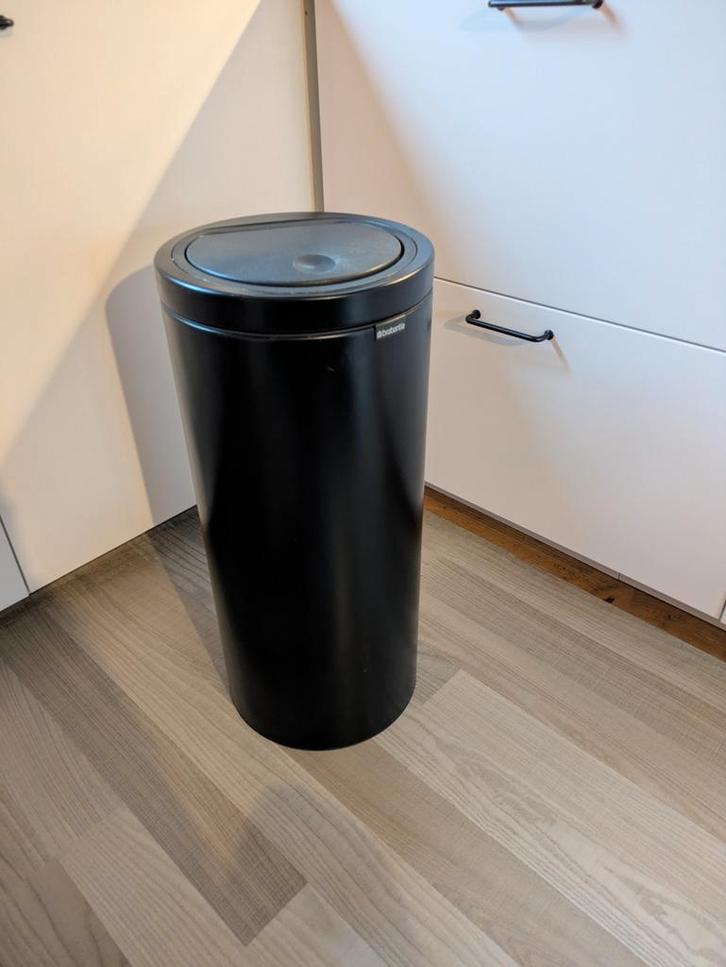 Brabantia Touch Bin - Zwart - Prullenbak - Afvalbak, Huis en Inrichting, Woonaccessoires | Prullenbakken, Gebruikt, Metaal, 50 tot 75 cm