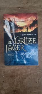 De Grijze Jager - De Brandende Brug (Boek 2) - John Flanagan, Boeken, Ophalen of Verzenden, Zo goed als nieuw, John Flanagan