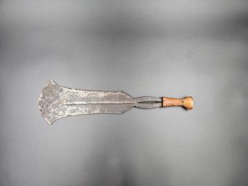 Ceremonieel antiek kort zwaard Ngbandi Ngombe uit DR Congo beschikbaar voor biedingen