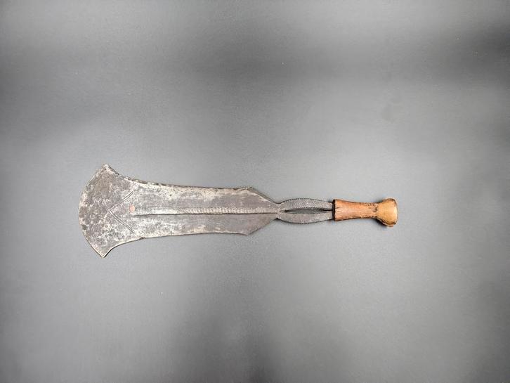 Ceremonieel antiek kort zwaard Ngbandi Ngombe uit DR Congo, Antiek en Kunst, Kunst | Niet-Westerse kunst, Ophalen of Verzenden