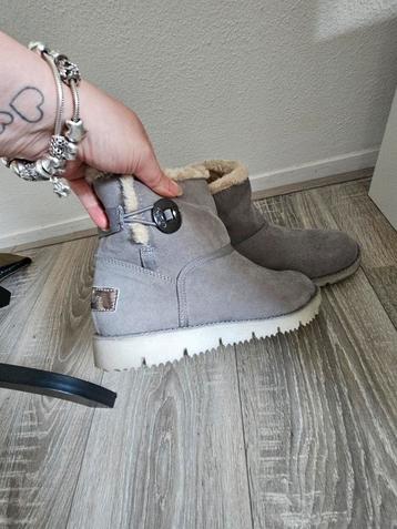 Grijze winter enkellaarzen beschikbaar voor biedingen