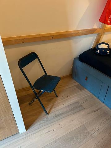 Stalen vintage blauwe stoel beschikbaar voor biedingen