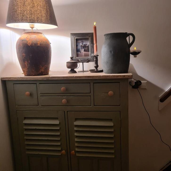 Mooie zware houten kast met louvre deuren, Huis en Inrichting, Kasten | Dressoirs, 100 tot 150 cm, 25 tot 50 cm, Ophalen of Verzenden