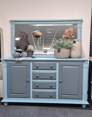 Dressoir met spiegel beschikbaar voor biedingen