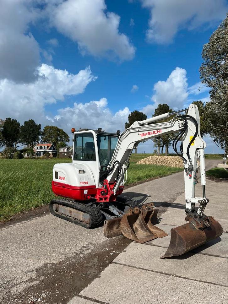 Takeuchi tb240, Zakelijke goederen, Machines en Bouw | Kranen en Graafmachines, Graafmachine, Ophalen
