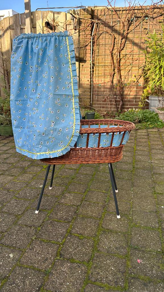 Vintage rotan poppenwieg, jaren 70, Kinderen en Baby's, Speelgoed | Poppen, Zo goed als nieuw, Babypop, Ophalen