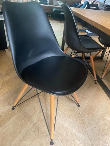Industriële zwarte stoelen beschikbaar voor biedingen