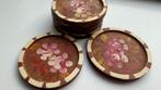Vintage houten onderzetters beschilderd met bloemen, Ophalen of Verzenden, Zo goed als nieuw, Glas of Kopje