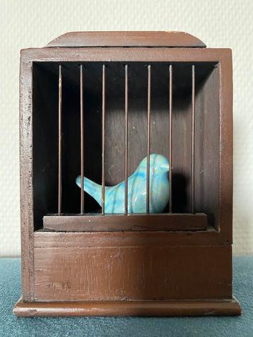 Houten vogelkooitje met vogeltje! beschikbaar voor biedingen