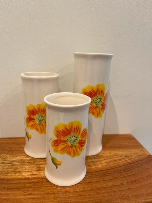 Vintage keramiek vaasjes met bloemmotief – set van 3, Huis en Inrichting, Woonaccessoires | Vazen, Gebruikt, Wit, Minder dan 50 cm