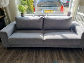 Mooie grijze bank 