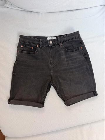  Zwarte Korte spijkerbroek - Maat 38 beschikbaar voor biedingen