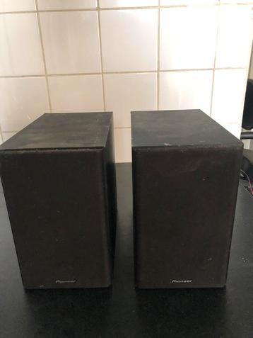 Twee zwarte Pioneer speakers. Zijn 21 cm.