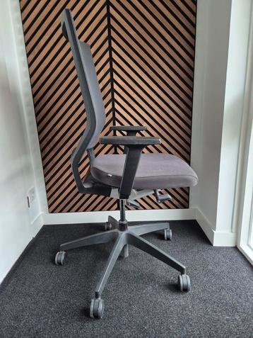 Bureaustoel beschikbaar voor biedingen