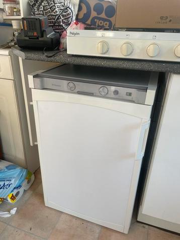 Handige Tafel/camping koelkast op gas en elektriciteit beschikbaar voor biedingen