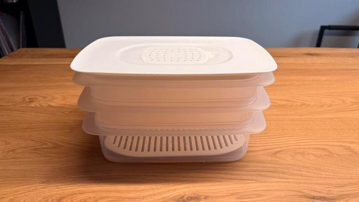 Tupperware koelkastdoos met inzet – stapelbare set, Huis en Inrichting, Keuken | Tupperware, Zo goed als nieuw, Overige typen