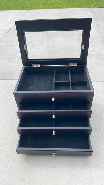 MOOIE ZWARTE JEWELRY BOX beschikbaar voor biedingen