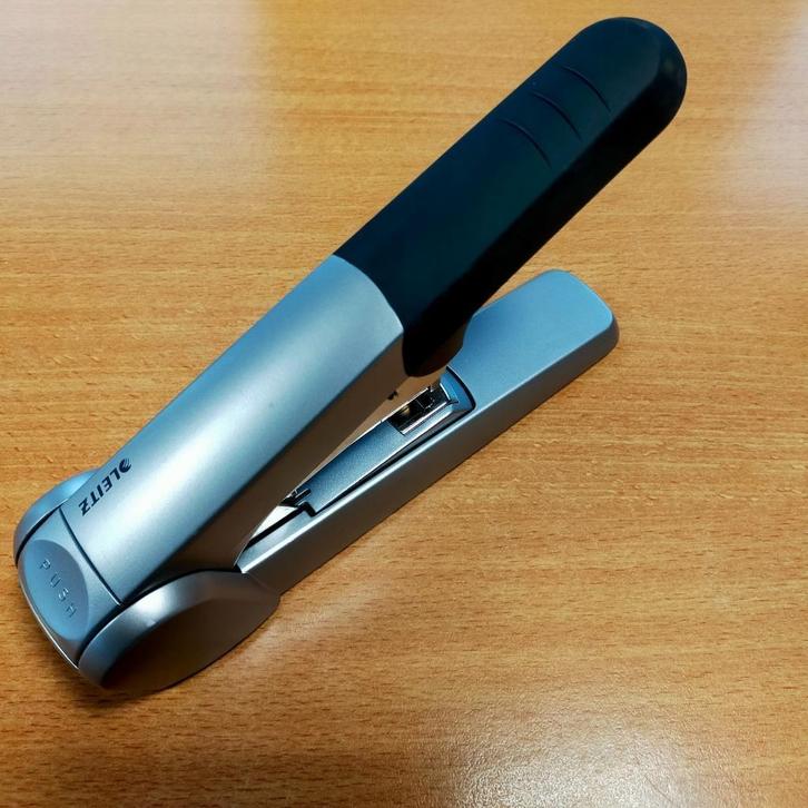 Blokhechter Leitz 5552 Flat Clinch 60vel zilvergrijs, Diversen, Bureau-accessoires, Nieuw, Ophalen of Verzenden