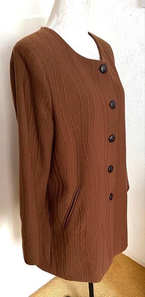 BThree bruin jasje maat 44[dm], Kleding | Dames, Jasjes, Kostuums en Pakken, Bruin, Maat 42/44 (L), Ophalen of Verzenden, Zo goed als nieuw
