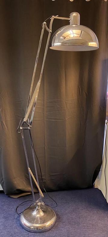 Grote metalen booglamp beschikbaar voor biedingen