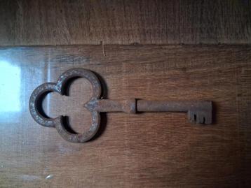 nostalgische oude sleutel  beschikbaar voor biedingen