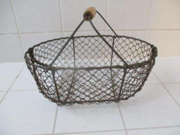 brocante metaal mand voor eieren of als fruit mand beschikbaar voor biedingen