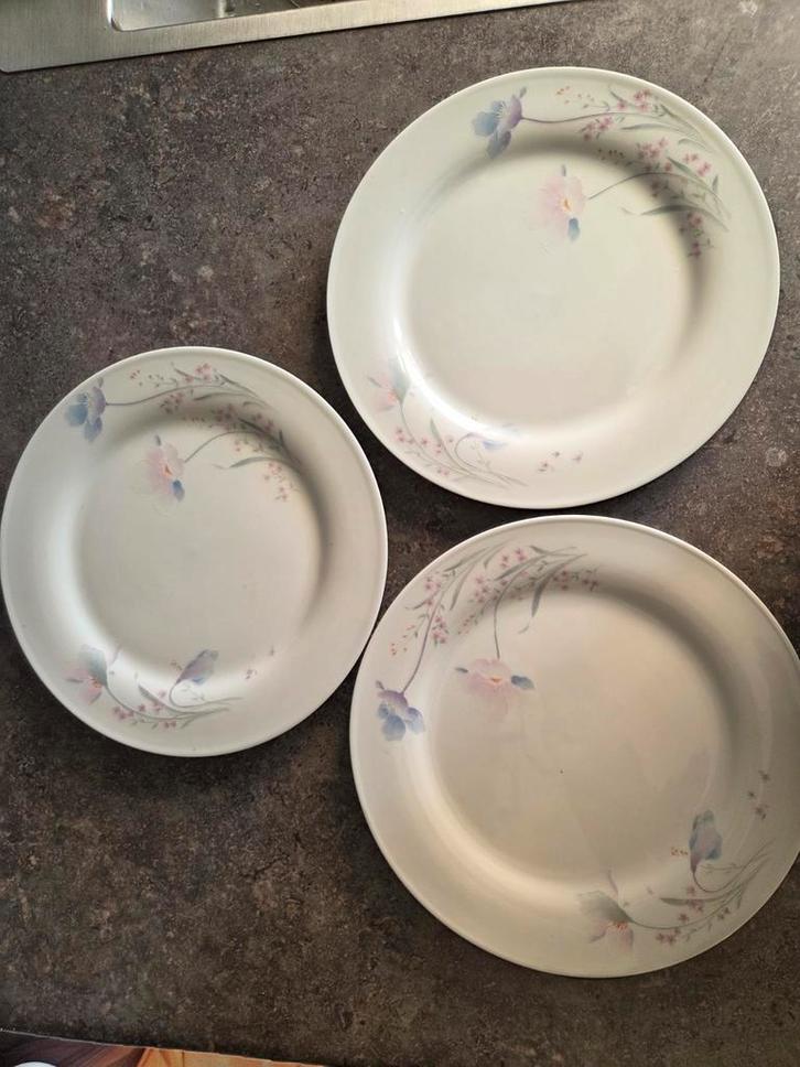 3 Borden met bloemmotief - Merk Onbekend, Huis en Inrichting, Keuken | Servies, Gebruikt, Bord(en), Overige stijlen, Keramiek