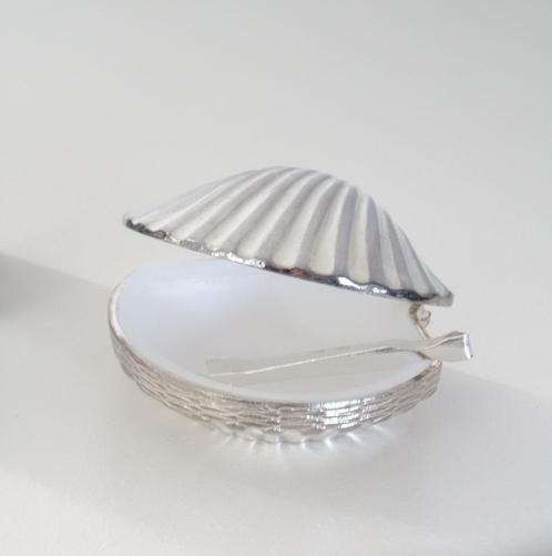 Ongebruikt verzilverd pillendoosje in de vorm van een schelp, Antiek en Kunst, Antiek | Goud en Zilver, Ophalen of Verzenden