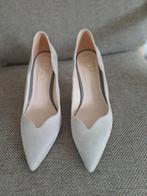 Mace pumps lichtgrijs suede maat 39., Kleding | Dames, Schoenen, Pumps, Mace, Ophalen of Verzenden, Zo goed als nieuw