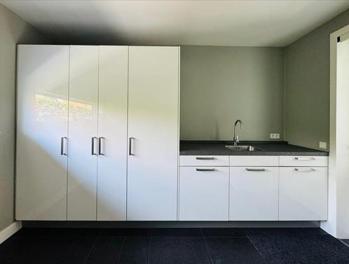 Moderne witte hoogglans keuken met wasmachine/drogerkast., Huis en Inrichting, Keuken | Complete keukens, Gebruikt, Wit, Graniet of Steen