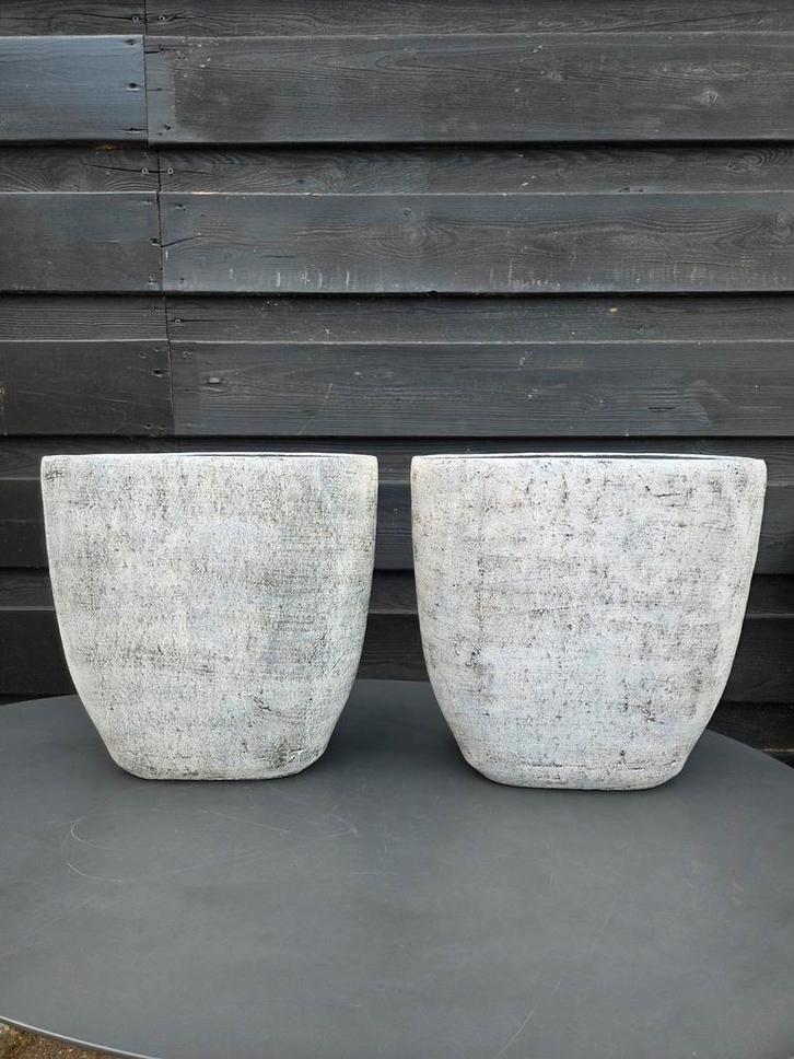2 Grote Bloempotten Betonlook, Tuin en Terras, Bloembakken en Plantenbakken, Zo goed als nieuw, Beton, Binnen, Balkon, Tuin, Minder dan 30 cm
