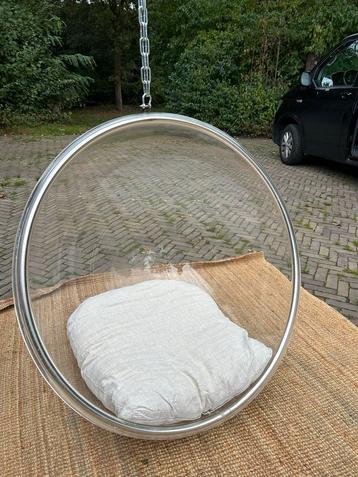 Bubble chair met beige linnen kussen beschikbaar voor biedingen