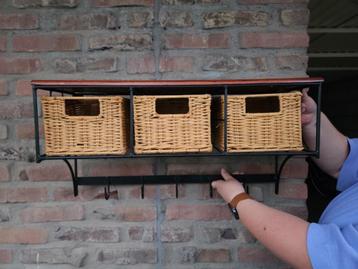 stijlvol wandrek met 3 rotan mandjes en 5 stevige haken beschikbaar voor biedingen