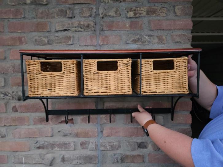 stijlvol wandrek met 3 rotan mandjes en 5 stevige haken, Huis en Inrichting, Woonaccessoires | Kapstokken, Zo goed als nieuw, Wandkapstok