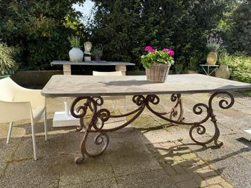 Franse tuintafel met hardstenen blad beschikbaar voor biedingen