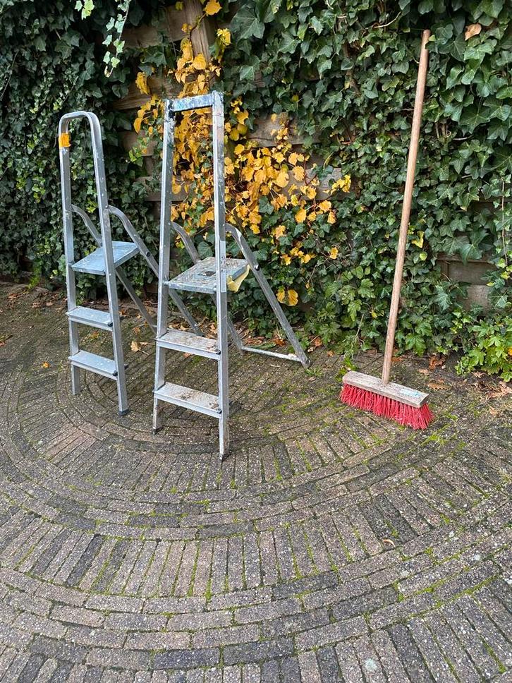 Huishoudtrap 3 treden + Buitenbezem, Doe-het-zelf en Verbouw, Ladders en Trappen, Gebruikt, Trap, Minder dan 2 meter, Ophalen