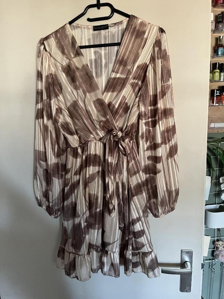 New Collection creme kleurig jurkje met bloemen one size, Kleding | Dames, Jurken, Zo goed als nieuw, Maat 38/40 (M), Beige, Boven de knie