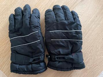 Zwarte handschoenen 134/140 beschikbaar voor biedingen