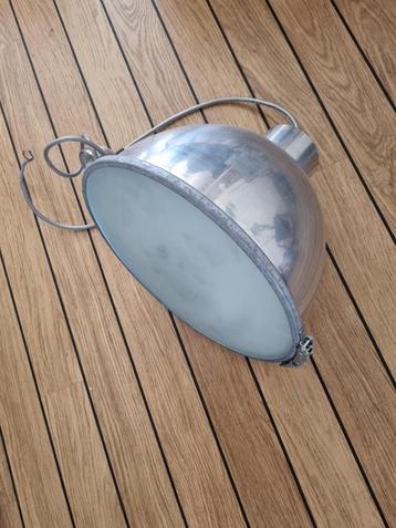 Industriële lamp. (38cm doorsnede) beschikbaar voor biedingen
