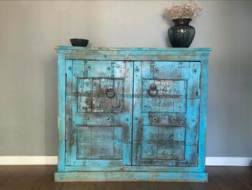 Oude vintage Indiase kast beschikbaar voor biedingen