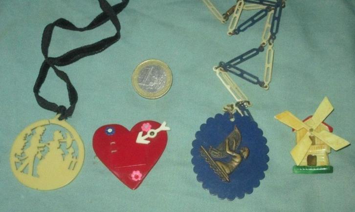 2 vintage broches en 2 hangers van celluloid, Sieraden, Tassen en Uiterlijk, Antieke sieraden, Broche, Overige materialen, Ophalen of Verzenden