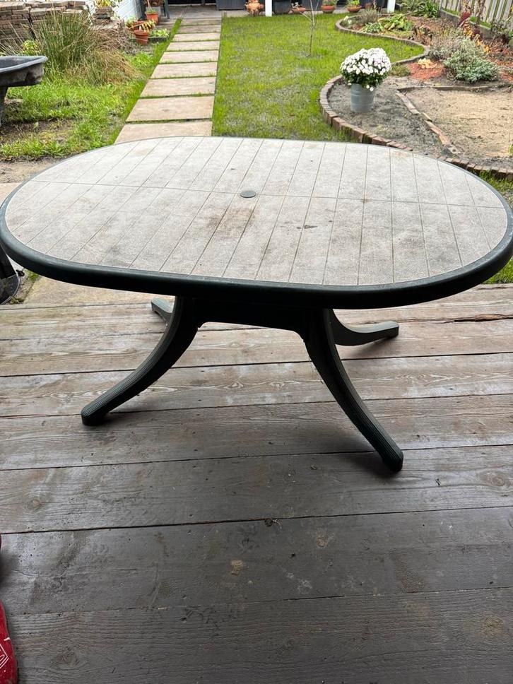 GRATIS - Tuintafel - Kunststof - gebruikt, Tuin en Terras, Tuintafels, Gebruikt, Rond, Kunststof, Ophalen