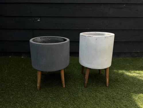 Mooi setje bloempotten met standaard. Grijs en wit, Tuin en Terras, Bloembakken en Plantenbakken, Gebruikt, Kunststof, Balkon